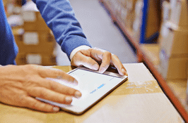 persona gestionando inventarios en una tablet